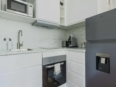 Cuisine ou kitchenette dans l'établissement Modern apartment -1BR-3P-Ternes