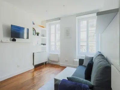 Télévision ou salle de divertissement dans l'établissement Modern apartment -1BR-3P-Ternes