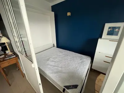 Un ou plusieurs lits dans un hébergement de l'établissement 4-bed apartment PARIS 12