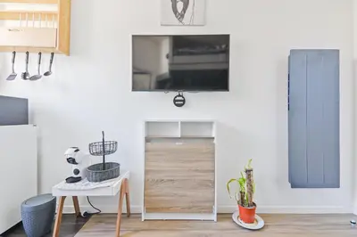 Télévision ou salle de divertissement dans l'établissement Très Petit Studio Calme Proche Buttes-Chaumont