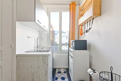 Cuisine ou kitchenette dans l'établissement Très Petit Studio Calme Proche Buttes-Chaumont