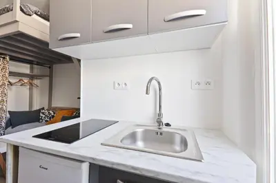 Cuisine ou kitchenette dans l'établissement Très Petit Studio Calme Proche Buttes-Chaumont
