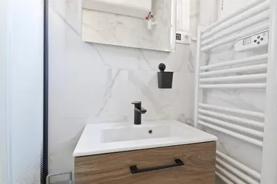Salle de bains dans l'établissement Très Petit Studio Calme Proche Buttes-Chaumont