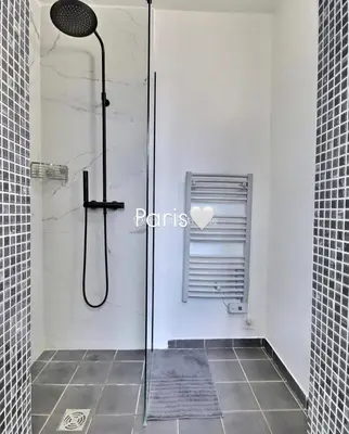Salle de bains dans l'établissement PARIS with Love !