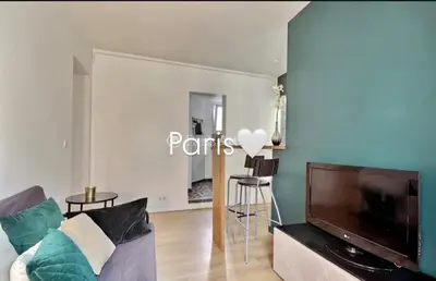 Télévision ou salle de divertissement dans l'établissement PARIS with Love !