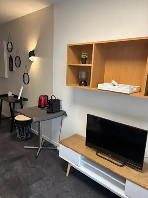 Télévision ou salle de divertissement dans l'établissement Une pièce Issy-les-Moulineaux