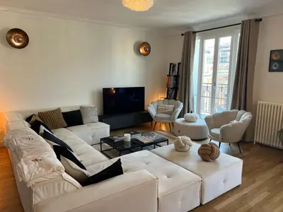 Télévision ou salle de divertissement dans l'établissement L'élégance à la Parisienne