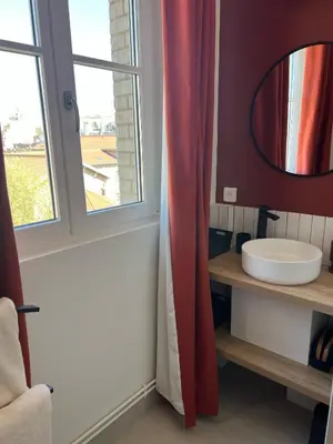 Salle de bains dans l'établissement L'élégance à la Parisienne