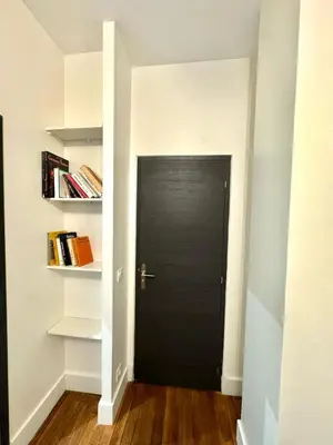 Bibliothèque dans l'appartement