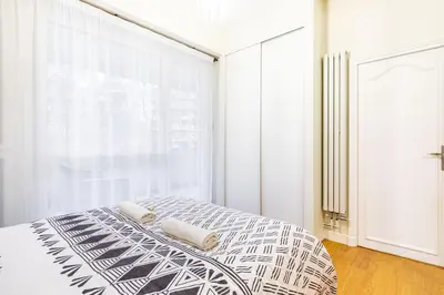 Un ou plusieurs lits dans un hébergement de l'établissement GuestReady - Bright charm with a terrace