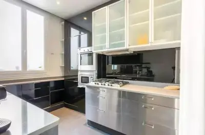 Cuisine ou kitchenette dans l'établissement Luxe Appartement Des Champs-Élysée