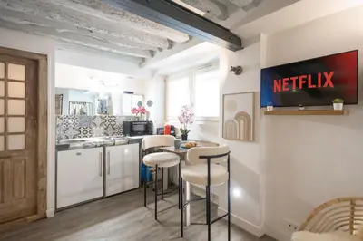 Cuisine ou kitchenette dans l'établissement Studio Cosy Paris Centre République Marais