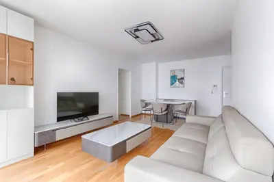 Télévision ou salle de divertissement dans l'établissement Saint Denis Leon Nozal Magnifique Apartment 5P