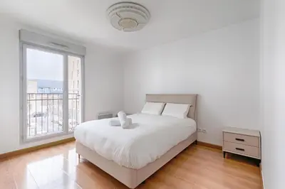 Un ou plusieurs lits dans un hébergement de l'établissement Saint Denis Leon Nozal Magnifique Apartment 5P