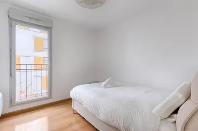Un ou plusieurs lits dans un hébergement de l'établissement Saint Denis Leon Nozal Magnifique Apartment 5P