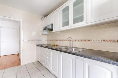 Cuisine ou kitchenette dans l'établissement Saint Denis Leon Nozal Magnifique Apartment 5P