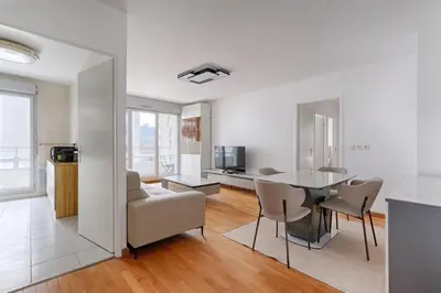 Télévision ou salle de divertissement dans l'établissement Saint Denis Leon Nozal Magnifique Apartment 5P