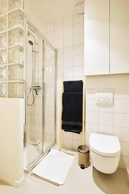 Salle de bains dans l'établissement Grand studio pour 4p Paris 14