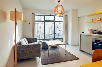 Cuisine ou kitchenette dans l'établissement Grand studio pour 4p Paris 14