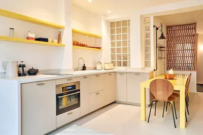 Cuisine ou kitchenette dans l'établissement Grand studio pour 4p Paris 14