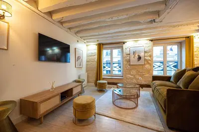 Télévision ou salle de divertissement dans l'établissement 1BR#Turenne#Place des Vosges