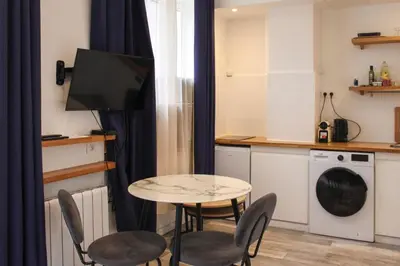 Cuisine ou kitchenette dans l'établissement Nice Studio Near Eiffel Tower