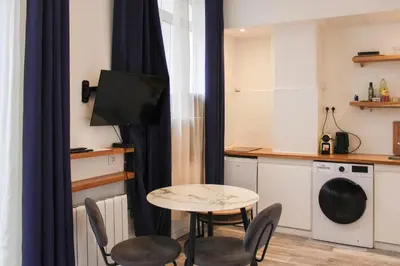 Cuisine ou kitchenette dans l'établissement Nice Studio Near Eiffel Tower