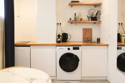 Cuisine ou kitchenette dans l'établissement Nice Studio Near Eiffel Tower