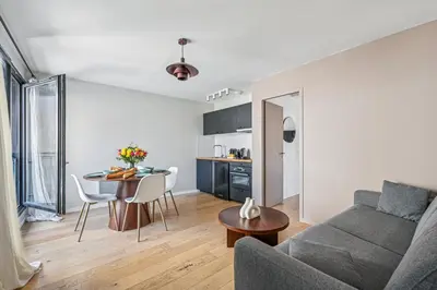 Cuisine ou kitchenette dans l'établissement City Center l 15min from Eiffel Tower by Car
