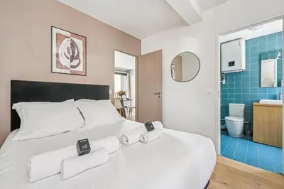 Salle de bains dans l'établissement Double Apartment l 15min from Eiffel Tower by Car