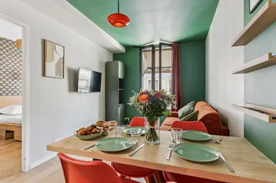 Coin salon dans l'établissement Double Apartment l 15min from Eiffel Tower by Car