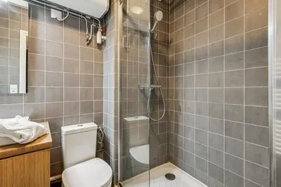 Salle de bains dans l'établissement Double Apartment l 15min from Eiffel Tower by Car