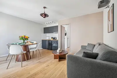 Télévision ou salle de divertissement dans l'établissement Double Apartment l 15min from Eiffel Tower by Car
