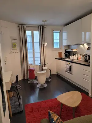 Cuisine ou kitchenette dans l'établissement Studio calme proche Montmartre et Batignolles - Metro 13 et 14
