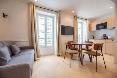 Télévision ou salle de divertissement dans l'établissement Lovely Flat near Rue Crémieux & Bastille