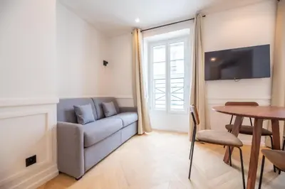Coin salon dans l'établissement Lovely Flat near Rue Crémieux & Bastille