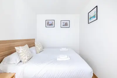 Un ou plusieurs lits dans un hébergement de l'établissement GuestReady - Stylish Escape in Folie-Méricourt