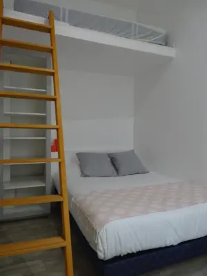 Un ou plusieurs lits dans un hébergement de l'établissement Practical Lodging near Le Louvre
