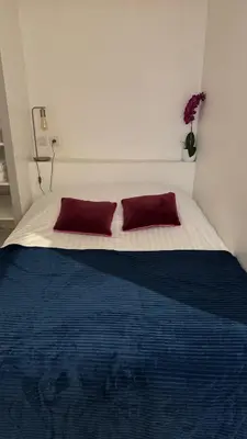 Un ou plusieurs lits dans un hébergement de l'établissement Practical Lodging near Le Louvre