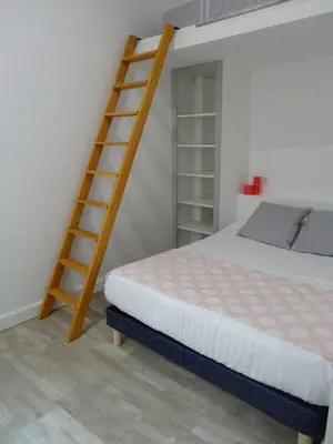 Un ou plusieurs lits dans un hébergement de l'établissement Practical Lodging near Le Louvre