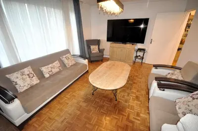 Télévision ou salle de divertissement dans l'établissement Spacieux appartement pour 6, à Parc de la Villette