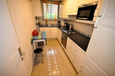 Cuisine ou kitchenette dans l'établissement Spacieux appartement pour 6, à Parc de la Villette