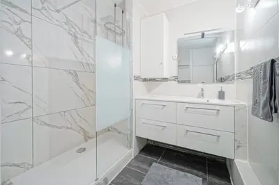 Salle de bains dans l'établissement appartement saint ouen sur Seine