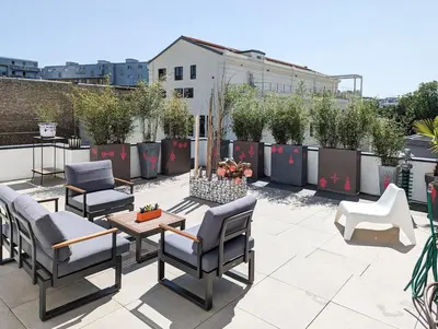Coin salon dans l'établissement Le Penthouse de Boulogne entre la Seine et le Jardin