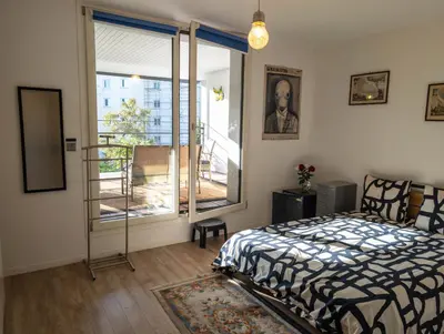 Un ou plusieurs lits dans un hébergement de l'établissement Chambre-Salon avec Terrasse sur Jardin