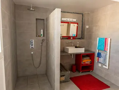 Salle de bains dans l'établissement Chambre-Salon avec Terrasse sur Jardin