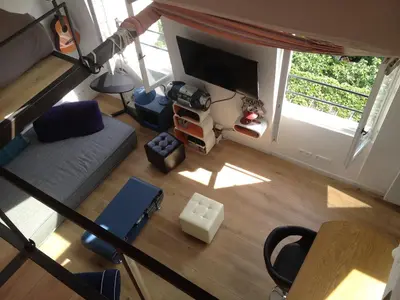 Télévision ou salle de divertissement dans l'établissement Sunny and serene hideaway in central Paris with AC