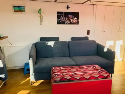 Coin salon dans l'établissement Sunny and serene hideaway in central Paris with AC