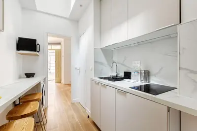 Cuisine ou kitchenette dans l'établissement Appartement proche Tour Eiffel