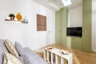 Télévision ou salle de divertissement dans l'établissement Appartement proche Tour Eiffel